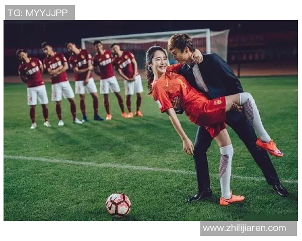 足球明星亲密互动：深情一吻点燃赛场外的浪漫与激情